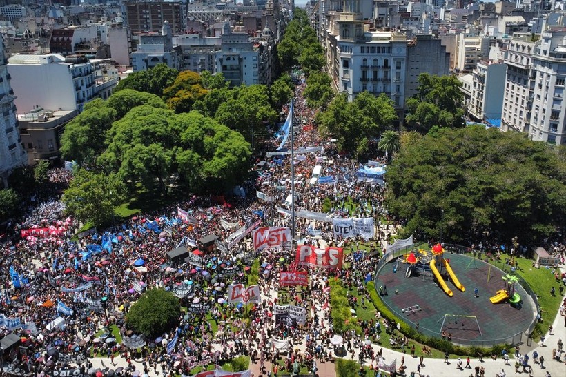 Arjantin'de binlerce işçi hükümeti protesto etti! - Resim: 40