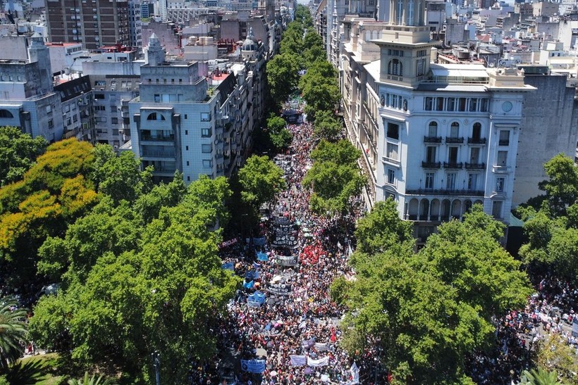 Arjantin'de binlerce işçi hükümeti protesto etti! - Resim: 41