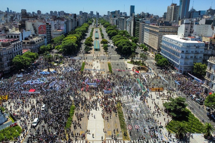Arjantin'de binlerce işçi hükümeti protesto etti! - Resim: 47