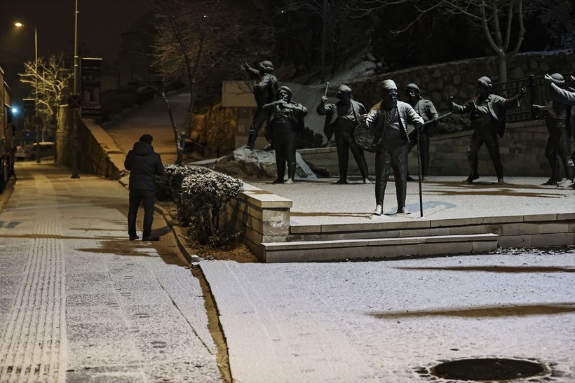 Ankara'da kar yağışı etkili oldu ☃️🌨️❄️ Her yer beyaza büründü - Resim: 1