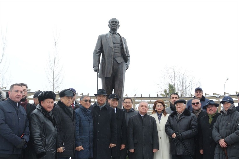 Kazakistan’ın Almatı şehrinde Atatürk heykeli törenle açıldı - Resim: 1