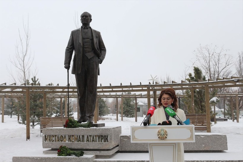 Kazakistan’ın Almatı şehrinde Atatürk heykeli törenle açıldı - Resim: 4
