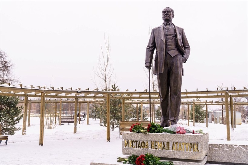 Kazakistan’ın Almatı şehrinde Atatürk heykeli törenle açıldı - Resim: 7