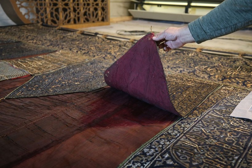 Bursa'da Ulu Cami'de sergilenen Kabe kapısı örtüsünün bakımı tamamlandı - Resim: 4