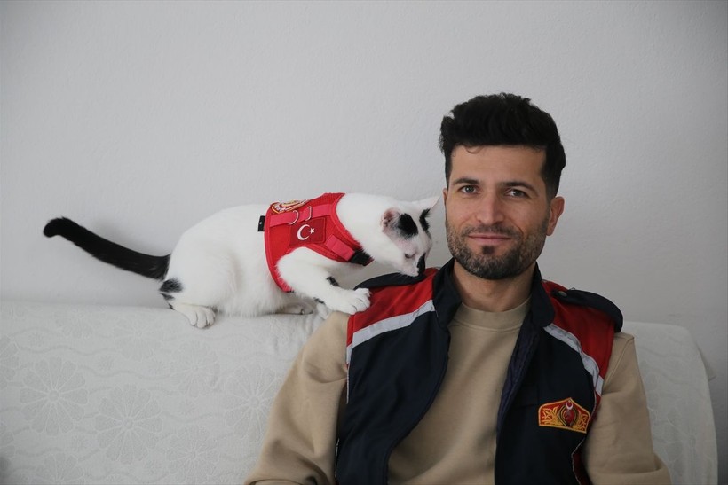 Depremde itfaiye eriyle çıkan fotoğrafı sembolleşmişti... Enkaz şimdi mutlu - Resim: 1