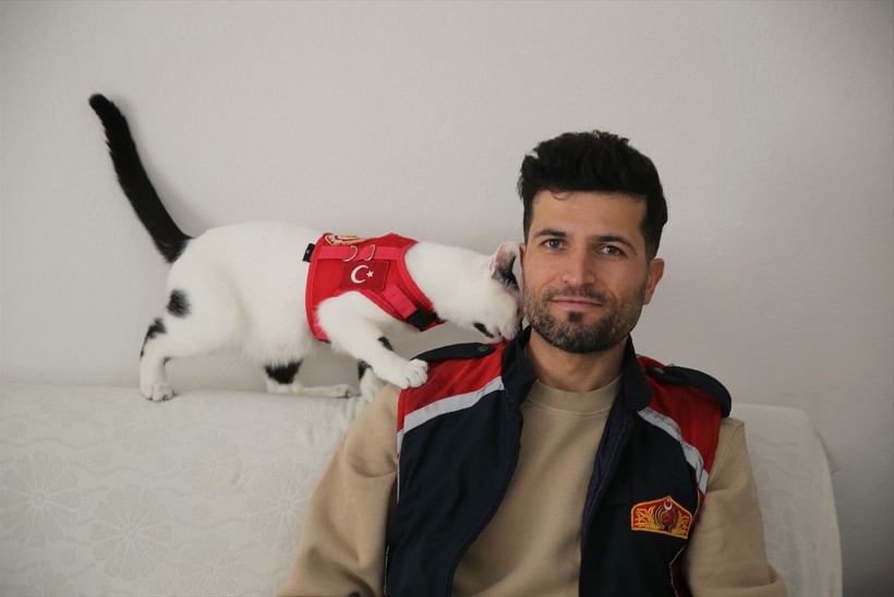 Depremde itfaiye eriyle çıkan fotoğrafı sembolleşmişti... Enkaz şimdi mutlu - Resim: 6