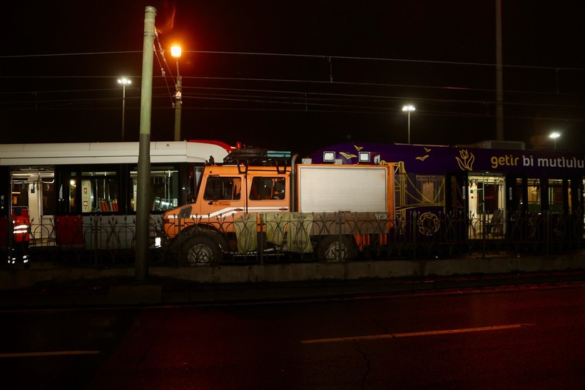 İstanbul Zeytinburnu'nda 2 tramvay çarpıştı, seferler aksadı - Resim : 1