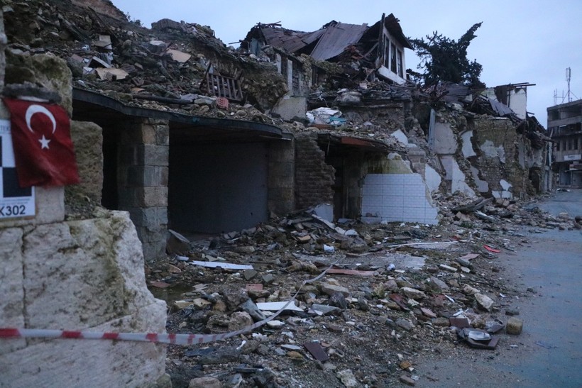 Deprem Hatay'ı yerle bir etti! Saray Caddesi'nin öncesi ve sonrası yürekleri burktu - Resim : 3