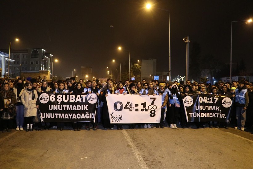 Hatay, Adıyaman ve Osmaniye'de hayatını kaybedenler için 'sessiz yürüyüş' düzenlendi - Resim: 30