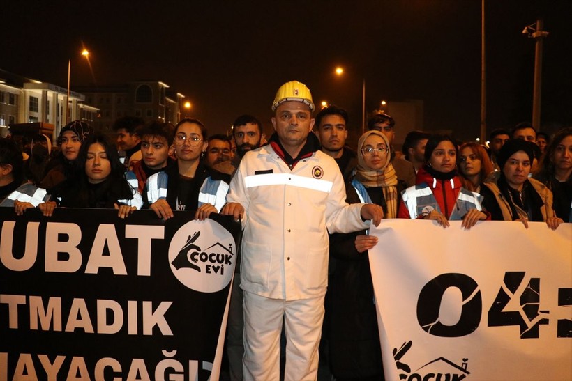 Hatay, Adıyaman ve Osmaniye'de hayatını kaybedenler için 'sessiz yürüyüş' düzenlendi - Resim: 31