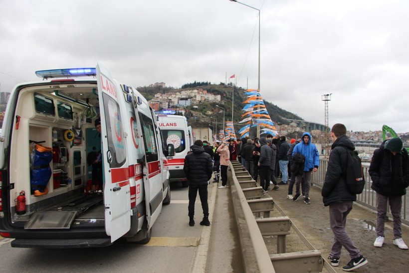 Trabzon'da taraftar midibüsü TIR'la çarpıştı: 6 yaralı - Resim: 6
