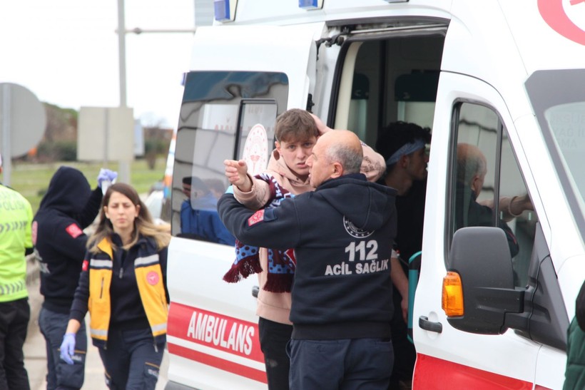 Trabzon'da taraftar midibüsü TIR'la çarpıştı: 6 yaralı - Resim: 5