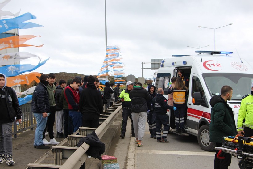 Trabzon'da taraftar midibüsü TIR'la çarpıştı: 6 yaralı - Resim: 4