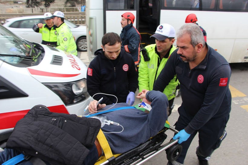 Trabzon'da taraftar midibüsü TIR'la çarpıştı: 6 yaralı - Resim: 2