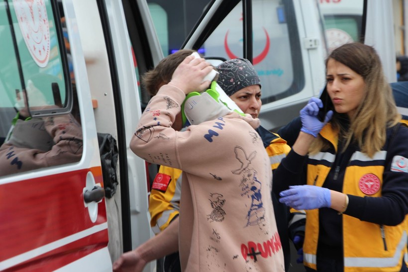 Trabzon'da taraftar midibüsü TIR'la çarpıştı: 6 yaralı - Resim: 1