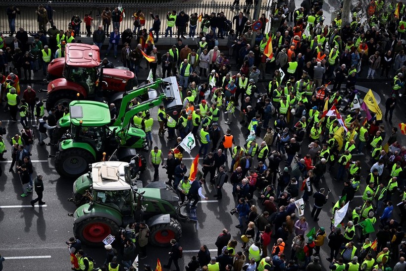 İsyankar çiftçiler Madrid sokaklarını traktörleriyle trafiğe kapattı - Resim: 4