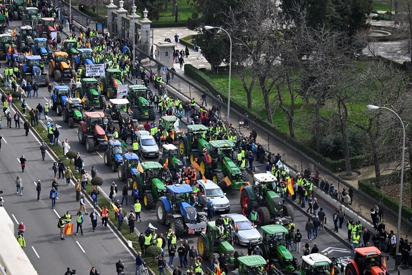 İsyankar çiftçiler Madrid sokaklarını traktörleriyle trafiğe kapattı - Resim: 6