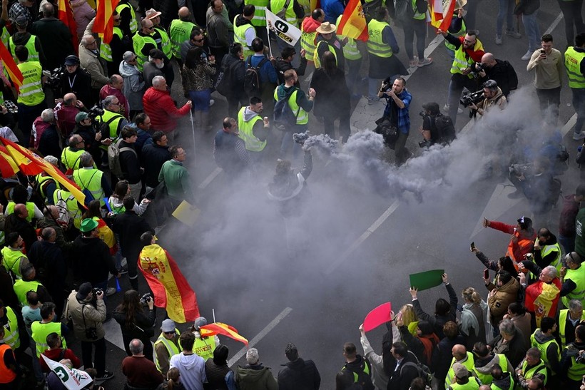 İsyankar çiftçiler Madrid sokaklarını traktörleriyle trafiğe kapattı - Resim: 8