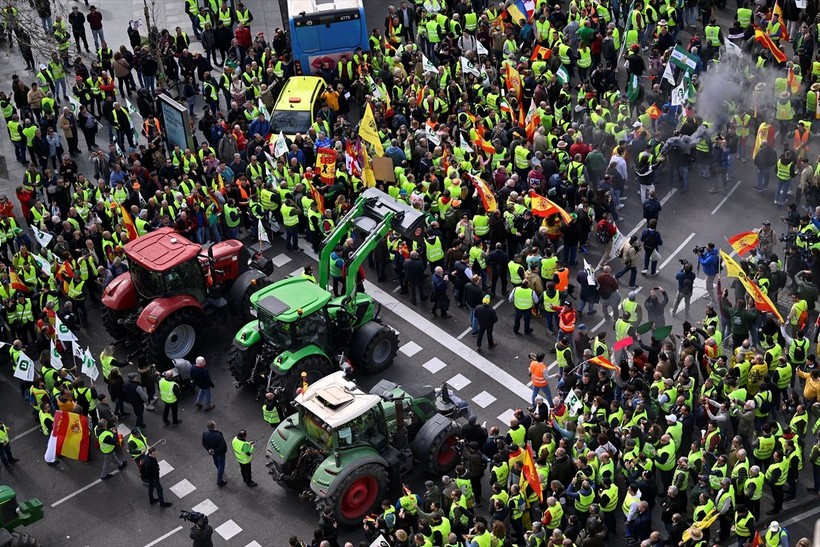 İsyankar çiftçiler Madrid sokaklarını traktörleriyle trafiğe kapattı - Resim: 9