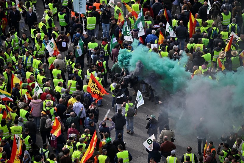 İsyankar çiftçiler Madrid sokaklarını traktörleriyle trafiğe kapattı - Resim: 10