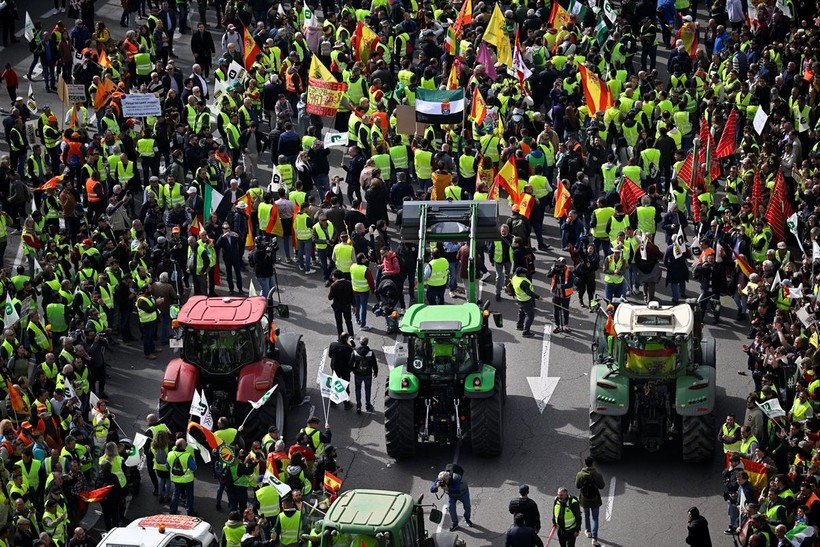 İsyankar çiftçiler Madrid sokaklarını traktörleriyle trafiğe kapattı - Resim: 11