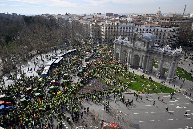 İsyankar çiftçiler Madrid sokaklarını traktörleriyle trafiğe kapattı - Resim: 14