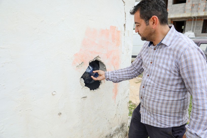 Antalya'da ev sahibi kiracısının duvarını kırdı, yetmedi elektriğini kestirdi - Resim: 1