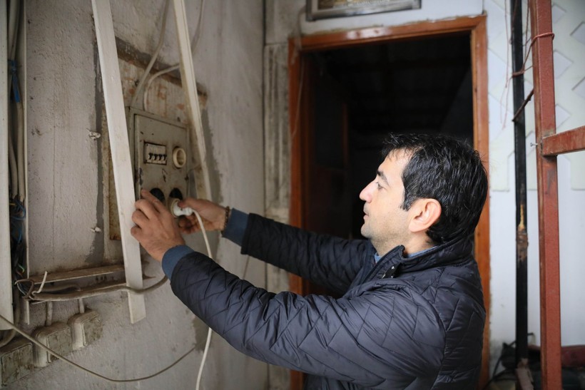 Antalya'da ev sahibi kiracısının duvarını kırdı, yetmedi elektriğini kestirdi - Resim: 5