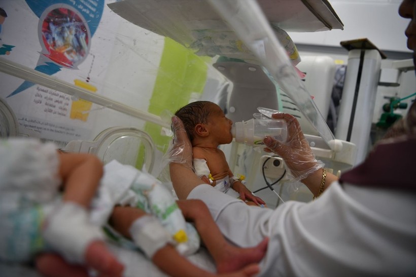Gazze'de yaşanan insanlık dramını gösteren tablo: Bir kuvözde 2 bebek - Resim: 8