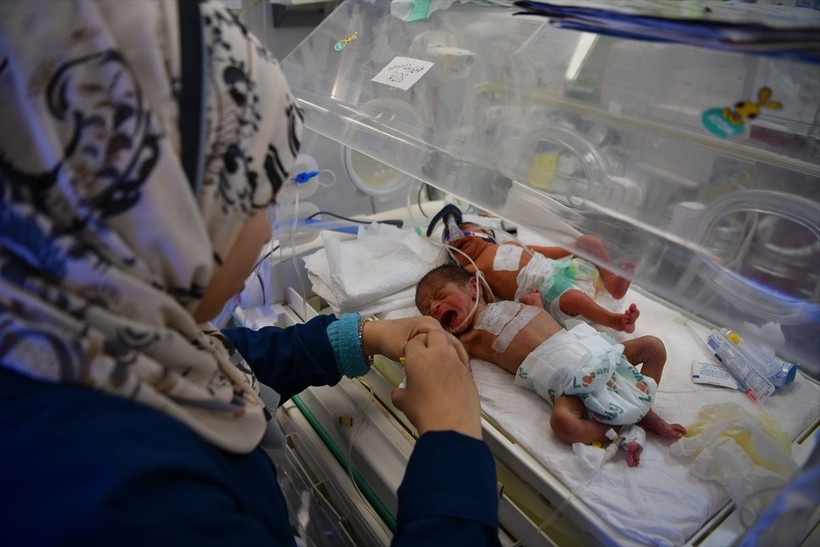 Gazze'de yaşanan insanlık dramını gösteren tablo: Bir kuvözde 2 bebek - Resim: 27