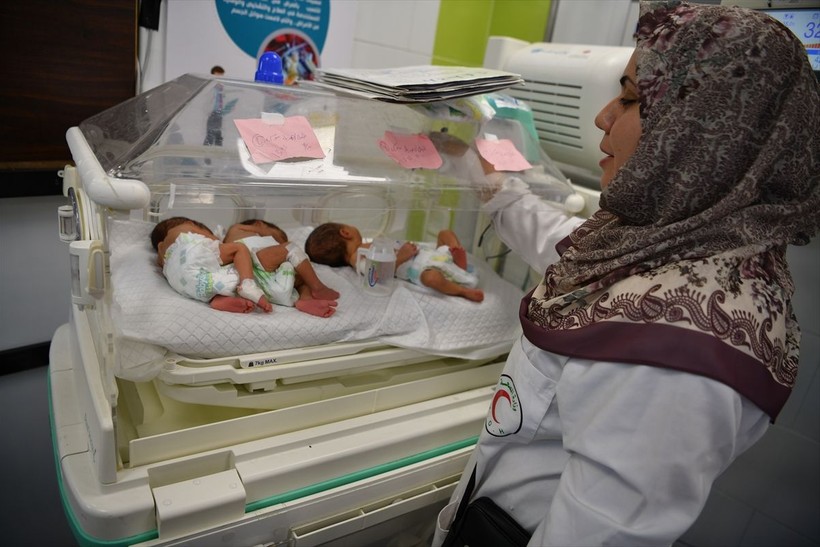 Gazze'de yaşanan insanlık dramını gösteren tablo: Bir kuvözde 2 bebek - Resim: 13