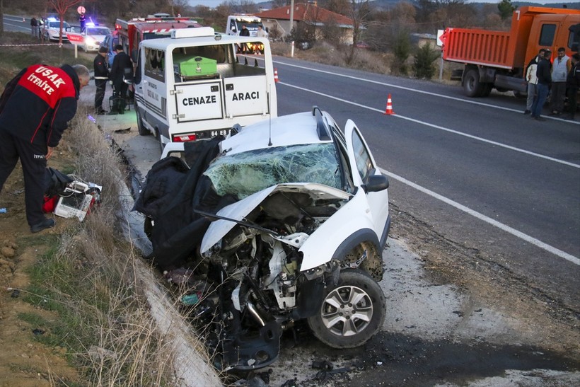 Uşak'taki trafik kazasında 1 kişi öldü, 2 kişi yaralandı - Resim : 1