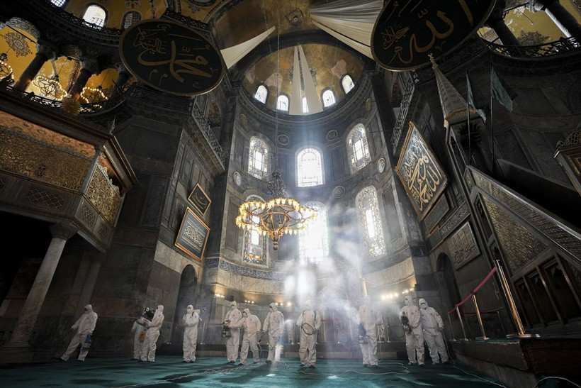Ayasofya-i Kebir Cami-i Şerifi'nde Ramazan temizliği yapıldı! Gül kokusu her yeri sardı - Resim: 1