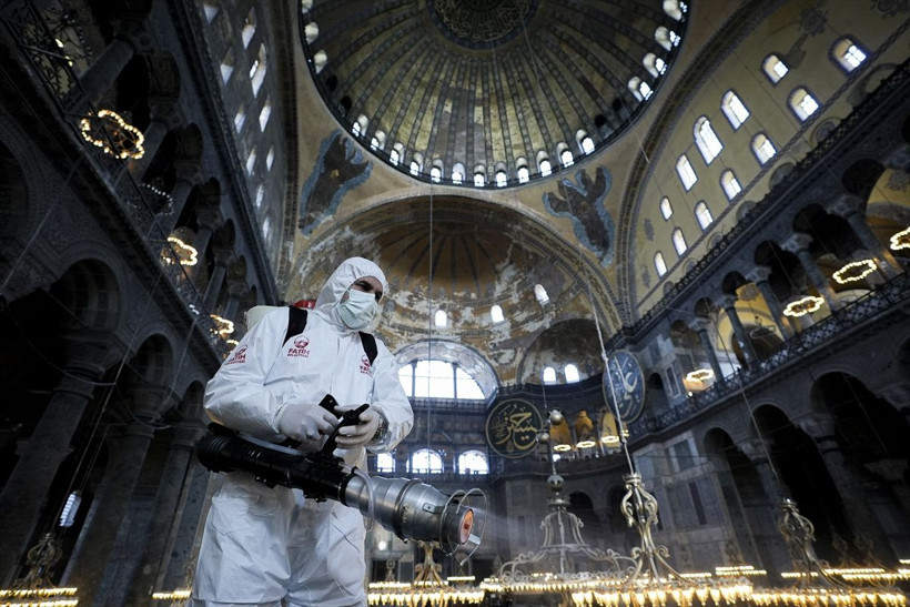 Ayasofya-i Kebir Cami-i Şerifi'nde Ramazan temizliği yapıldı! Gül kokusu her yeri sardı - Resim: 2