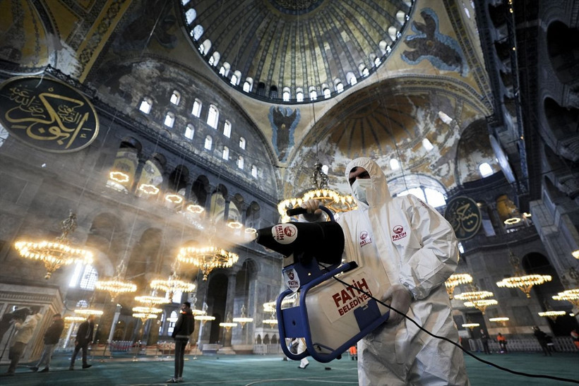 Ayasofya-i Kebir Cami-i Şerifi'nde Ramazan temizliği yapıldı! Gül kokusu her yeri sardı - Resim: 4