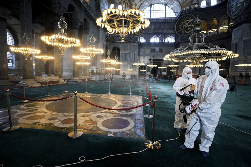 Ayasofya-i Kebir Cami-i Şerifi'nde Ramazan temizliği yapıldı! Gül kokusu her yeri sardı - Resim: 5