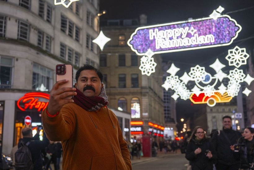 Londra'da Ramazan sevinci! Caddeler aydınlandı - Resim: 12