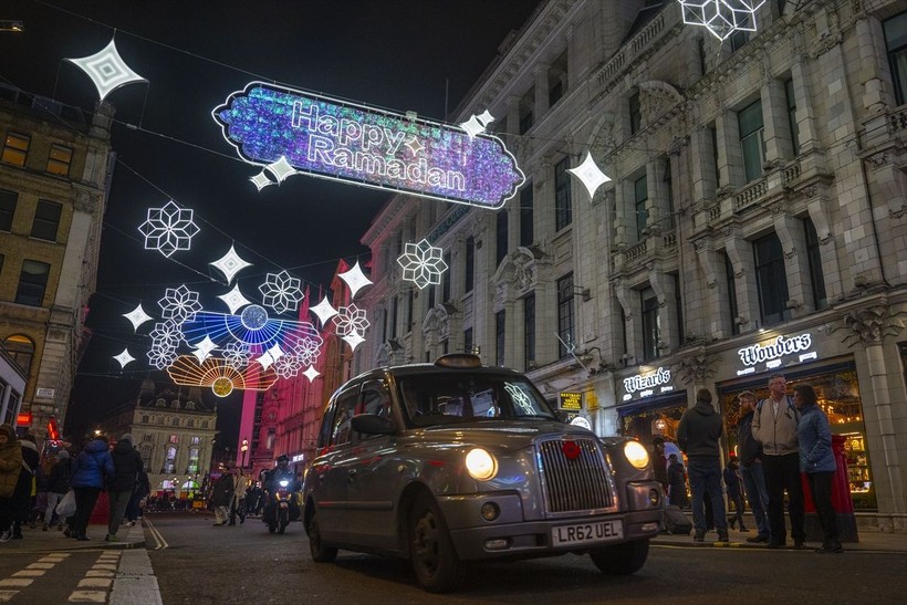 Londra'da Ramazan sevinci! Caddeler aydınlandı - Resim: 18