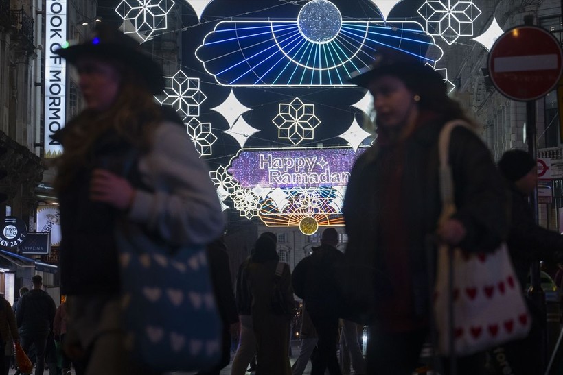 Londra'da Ramazan sevinci! Caddeler aydınlandı - Resim: 1