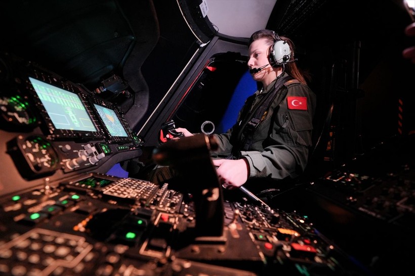 Türk kadınları göklerde! 'Skorsky' ve 'B-200' tipi uçağı gökyüzüyle buluşturdular - Resim: 8