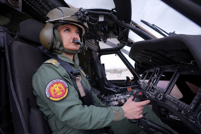 Türk kadınları göklerde! 'Skorsky' ve 'B-200' tipi uçağı gökyüzüyle buluşturdular - Resim: 13