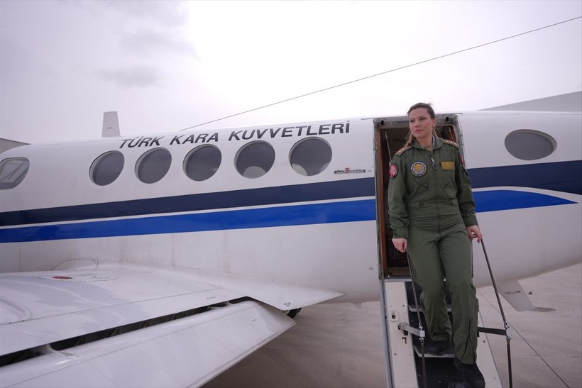 Türk kadınları göklerde! 'Skorsky' ve 'B-200' tipi uçağı gökyüzüyle buluşturdular - Resim: 17