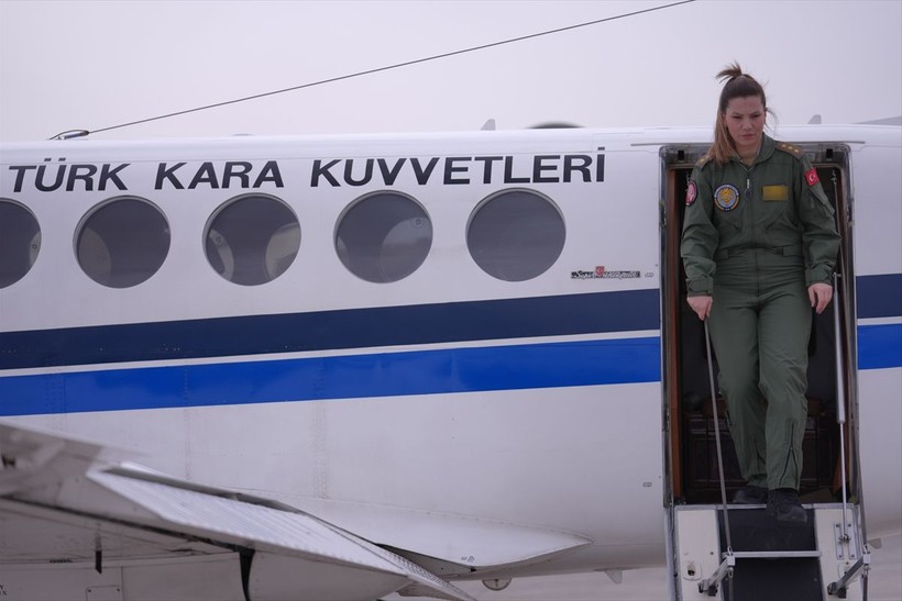 Türk kadınları göklerde! 'Skorsky' ve 'B-200' tipi uçağı gökyüzüyle buluşturdular - Resim: 18