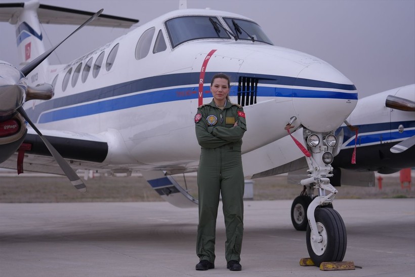Türk kadınları göklerde! 'Skorsky' ve 'B-200' tipi uçağı gökyüzüyle buluşturdular - Resim: 20