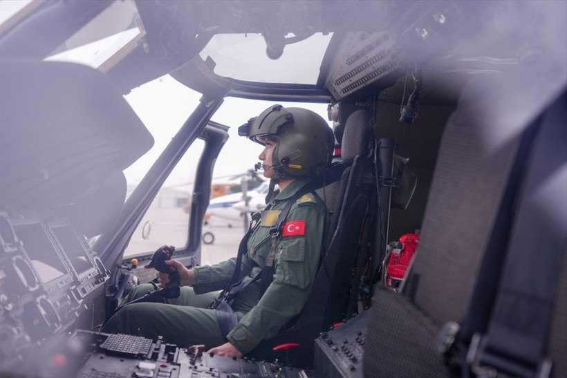 Türk kadınları göklerde! 'Skorsky' ve 'B-200' tipi uçağı gökyüzüyle buluşturdular - Resim: 27