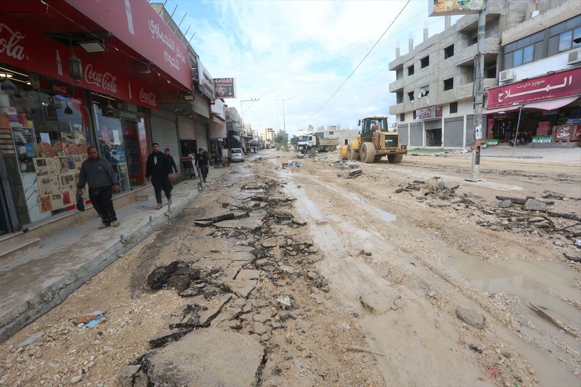 İsrail, Filistin'de Kızılay'a ait bir ambulansa ateş açto - Resim: 23