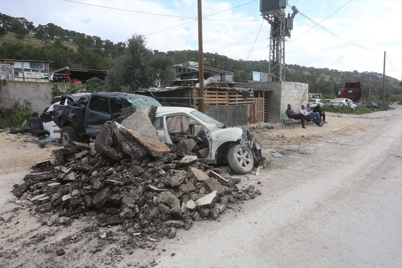 İsrail, Filistin'de Kızılay'a ait bir ambulansa ateş açto - Resim: 24