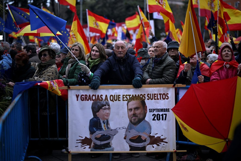 İspanya aşırı sağı, ayrılıkçı Katalanlara af çıkarmak isteyen hükumeti protesto etti - Resim: 9