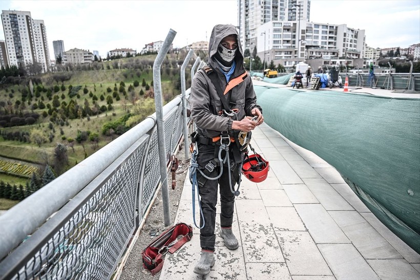 Köprülerin bakım-onarımını yapıyorlar! Dağcıların 50 metre yükseklikte zorlu mesaisi görüntülendi - Resim: 4