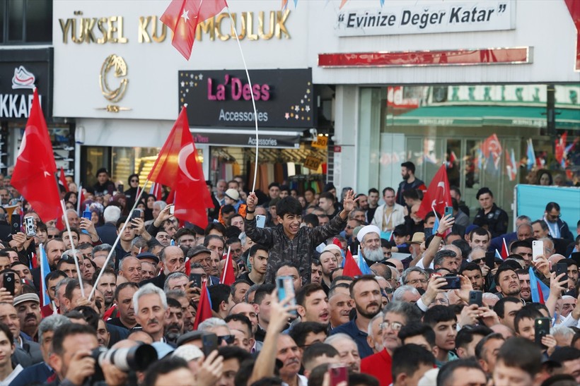 Son Dakika: Cumhurbaşkanı Erdoğan Sultanbeyli'de halkla buluştu: İstanbul içler acısı bir hale gelmiştir - Resim : 1